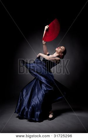 mladé ženy tančí flamenco na černém
