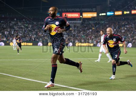 CARSON, CA. - 7 maggio: New York Red Bulls F Thierry Henry #14 (L) festeggia il gol con New Yo