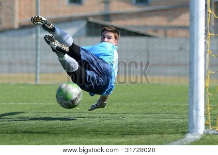 KAPOSVAR, Ungheria - 17 marzo: Edvard Rusak in azione al campionato nazionale ungherese under 18