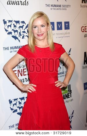 LOS ANGELES - MAR 24: Angela Kinsey ankommer til 2012 Genesis Awards på Beverly Hilton Hotel