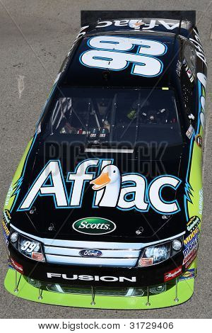 FONTANA, CA. - OCT 9: Sprint Cup Series driver Carl Edwards v autě Aflac #99 během Pepsi Ma