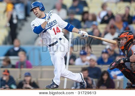 LOS ANGELES - 19 maggio: Los Angeles Dodgers SS Jamey Carroll #14 durante la partita MLB il 19 maggio 2011 presso
