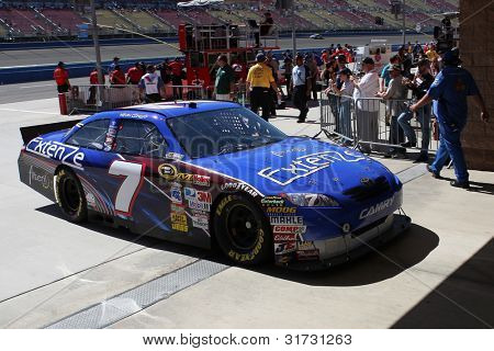 FONTANA, CA. - 9 października: Sprint Cup Series Sterownik Kevin Conway w samochodzie Extenze #7 podczas Pepsi M