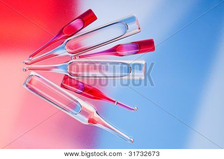 빨간색과 파란색 선명한 색상 배경에 의료 ampoules
