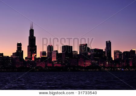 Chicago Stadt Stadthorizont Panorama Kontur in der Abenddämmerung mit Wolkenkratzern über See Michigan mit clea
