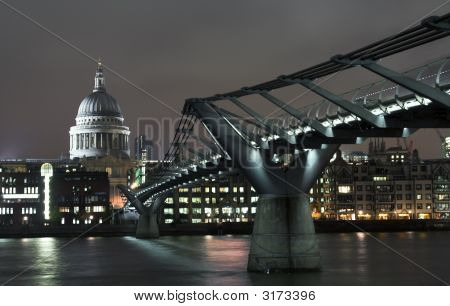 Millenium Bridge e St. Paul Catherdal na noite