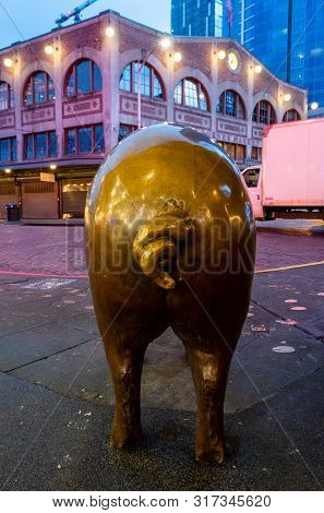 Seattle, United States: October 6, 2018: Bronze Pigs Tail On Statue In Pikes Place