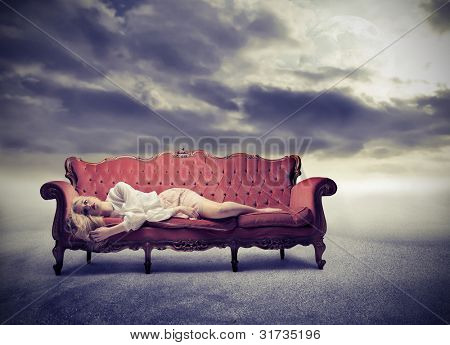 Trist kvinde liggende på en sofa