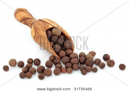 Yenibahar içinde zeytin bir tahta kaşık çilek ve beyaz arka plan üzerinde dağınık.