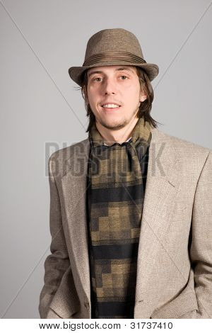 lächelnd junger Mann in eine Jacke und Hut