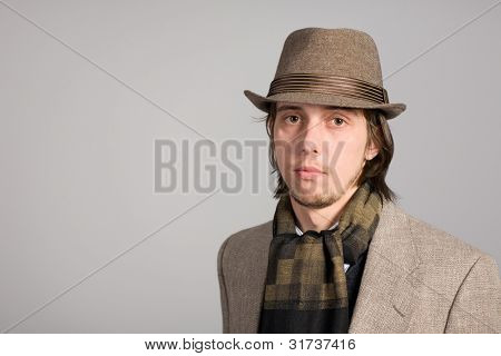 Porträt eines jungen Mannes in eine Jacke und Hut