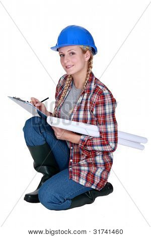 Tradeswoman pisząc w schowku