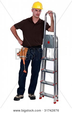 วางตัวกับ stepladder เป็นช่างไม้ชาวถือตัว
