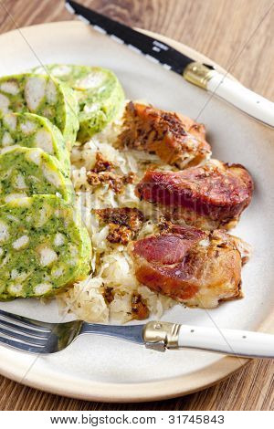 carne di maiale con cavolo e gnocchi a base di erbe