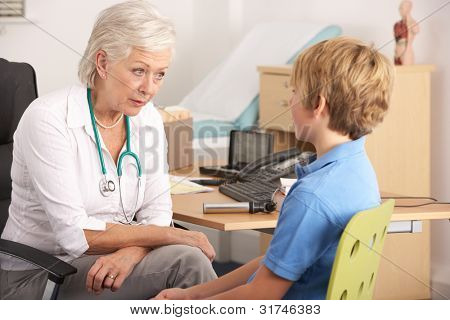 GP de Grande-Bretagne parler au patient jeune garçon