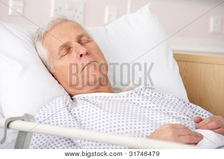 Senior Man schlafend im Krankenhausbett