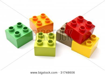 bunte Bausteine Closeup auf weißem Hintergrund