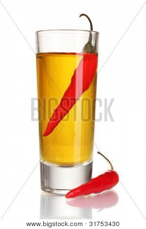 verre de poivre rouge et vodka chili peppers isolé on white