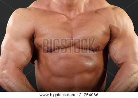 Stærk bryst og side muskler af afklædt garvede bodybuilder