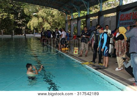 A Group Of People Doing Diving Training In A Swimming Pool In Batang / Central Java, Indonesia, Augu