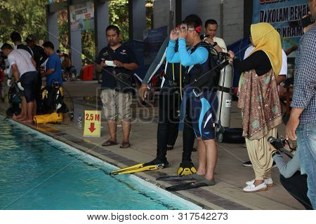 A Group Of People Doing Diving Training In A Swimming Pool In Batang / Central Java, Indonesia, Augu