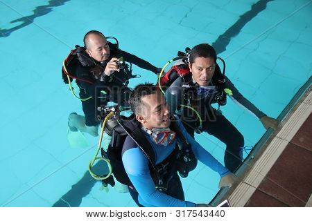 A Group Of People Doing Diving Training In A Swimming Pool In Batang / Central Java, Indonesia, Augu