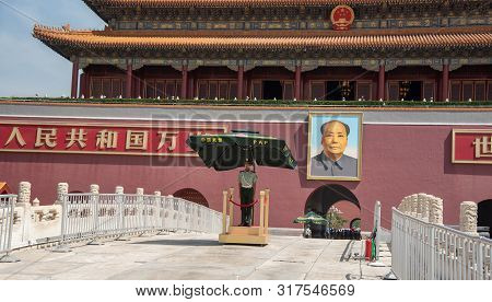 Beijing, China - June 2018: Security Guard On The Entrance Of The Famous Forbidden Palace City With 
