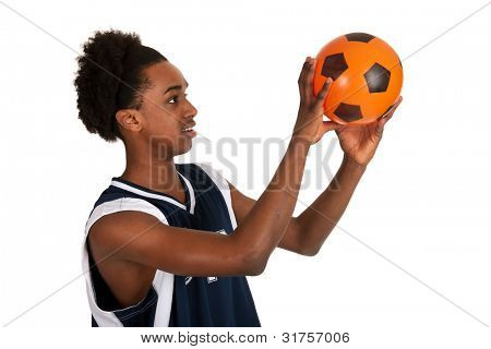 schwarze Basketballspieler mit ball