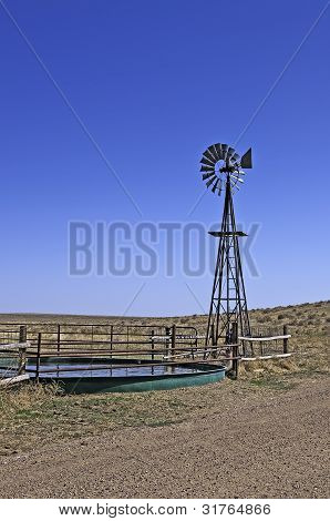 Wiatrak i zbiornik w północnej Colorado, Stany Zjednoczone Ameryki