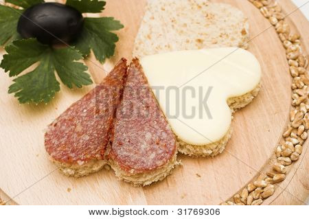 gesunde Sandwich mit Vollkorn Brot, Käse und Salami Scheiben gemacht.