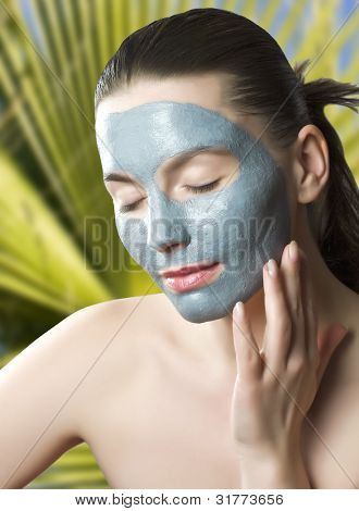Bir kadının yüzünde spa maskeyle yakın çekim