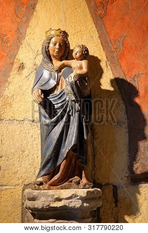 Maastricht, Netherlands - August 03, 2019: A Statue Of Virgin Mary And A Child, Located In The Clois