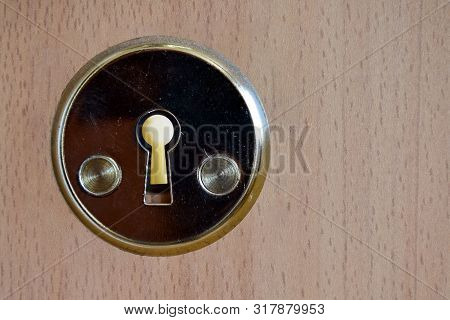 Watch Through (peeping Through, Peeking Through) Keyholes