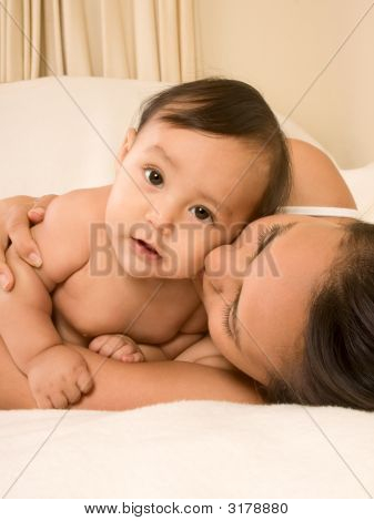 Matka objímala svého syna Baby Boy