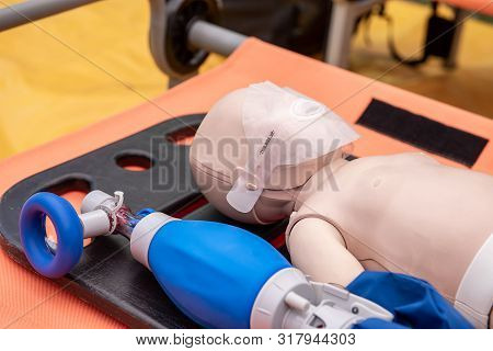 Cpr Airway Management Training Medical Procedure Aed And Bag Mask Valve , Demonstrating Chest Compre