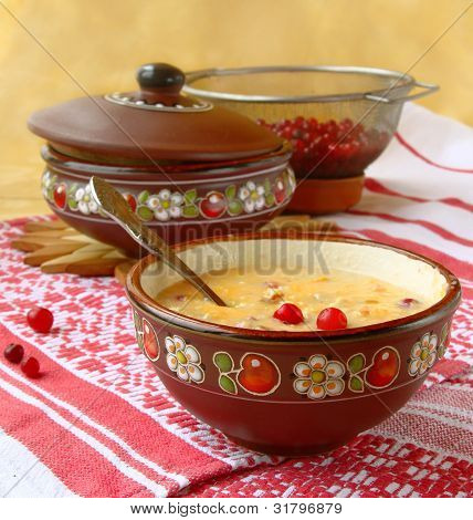 Mais-Brei (Banush) mit einer Preiselbeere