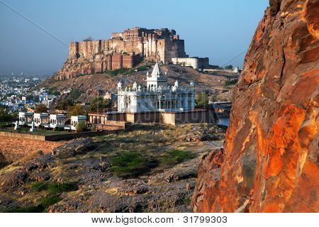 Mehrangarh 砦とジャスワント タダの霊廟ジョドパーズにある、ラージャス ターン, インド