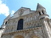 Fasáda kostela Notre Dame v Poitiers