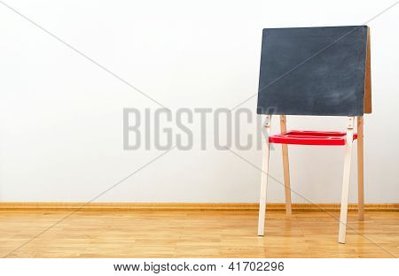 Malé tabule u zdi v prázdné místnosti
