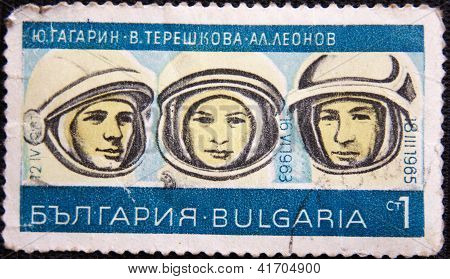 Bulgarien - CIRCA 1965: Et frimærke, trykt af Bulgarien viser portræt af Yuri Gagarine, V. Tereshkova
