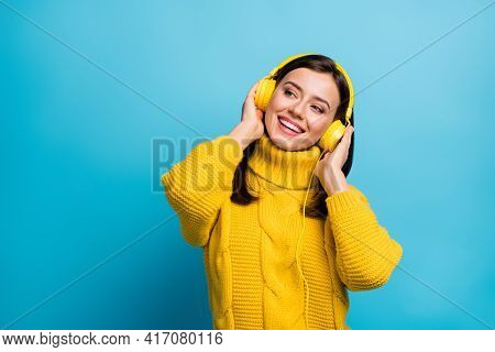 Portrait Of Pretty Cheerful Girl Fan Listening Single Hit Modern Jazz Free Time Isolated Over Vivid 