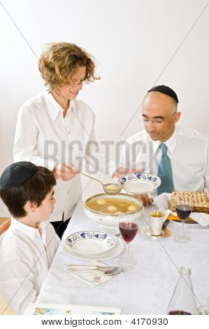 Famille juive célébrant la Pâque