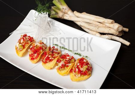 Pimienta de corte, rábano picante, ajo y zira en patatas fritas