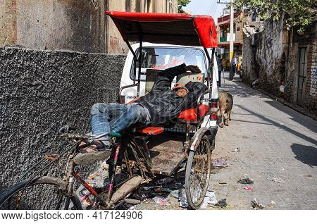 Ajmer, India - Jan 04, 2020: Sleeping Rickshaw Driver Near The Entrance Gate Of Dargah Shariff. Darg