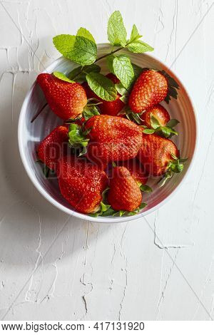 Bowl With Delicious Large Strawberries (fresones), Fresh, Whole, Freshly Cut And With Peppermint. On