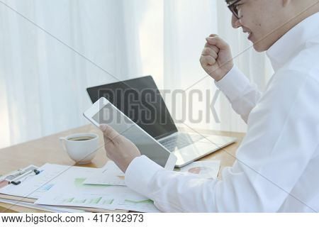 Business Men Sitting At Work, Internet Laptop, Finance In Office Manager, Internet Cafe Laptop, Mode