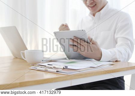 Business Men Sitting At Work, Internet Laptop, Finance In Office Manager, Internet Cafe Laptop, Mode