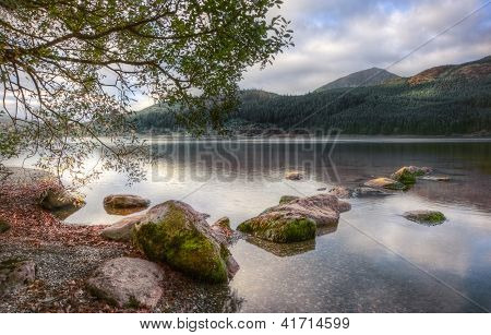 Il panorama sopra Llyn Cwellyn nel parco nazionale di Snowdonia, verso le montagne In lontananza