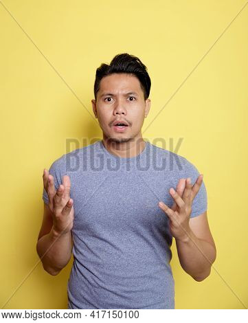 Man Wearing Casual T-shirt Talk Expression Looking The Camera