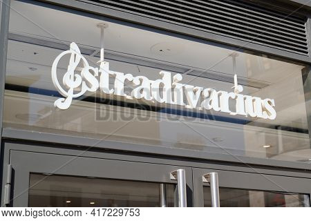 Bordeaux , Aquitaine France - 04 12 2021 : Stradivarius Logo Shop Brand And Text Sign Front Of Facad